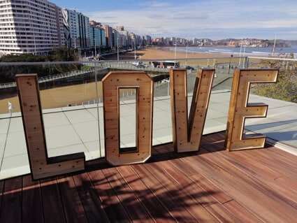 Letras de madera y luz para decoracion de bodas y eventos