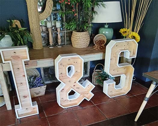 Letras de madera y luz para decoracion de bodas y eventos