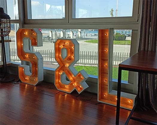 Letras de madera y luz para decoracion de bodas y eventos