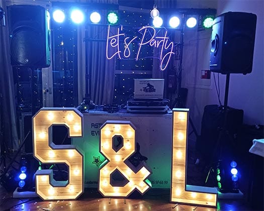 Letras de madera y luz para decoracion de bodas y eventos