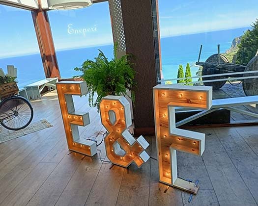 Letras de madera y luz para decoracion de bodas y eventos