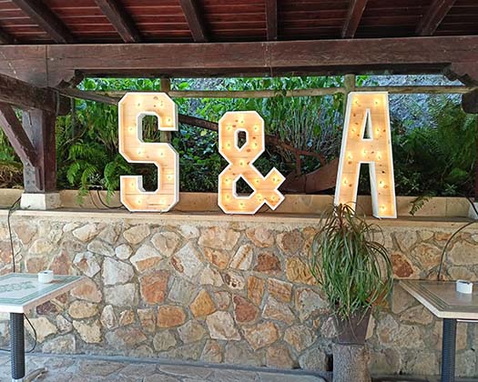 Letras de madera y luz para decoracion de bodas y eventos