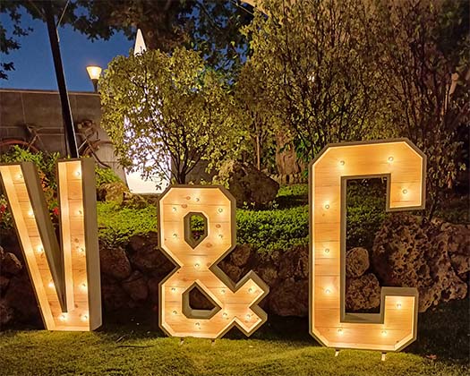 Letras de madera y luz para decoracion de bodas y eventos