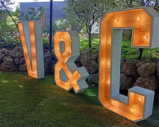 Letras de madera y luz para decoracion de bodas y eventos