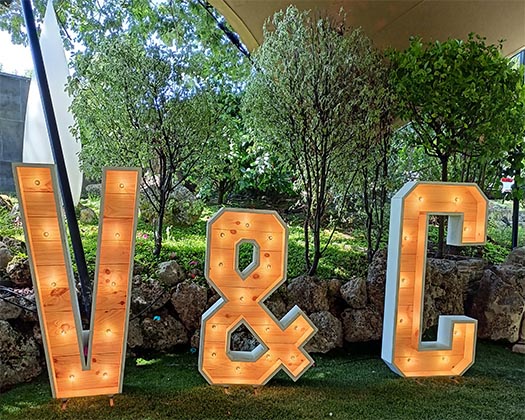 Letras de madera y luz para decoracion de bodas y eventos