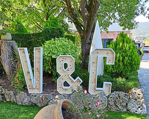 Letras de madera y luz para decoracion de bodas y eventos