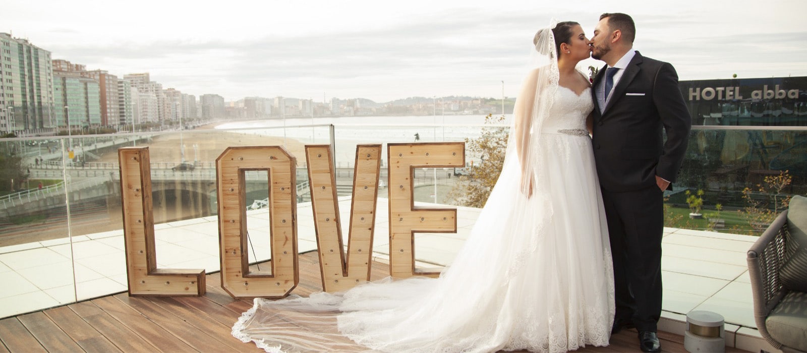 Letras de madera y luz para decoracion de bodas y eventos