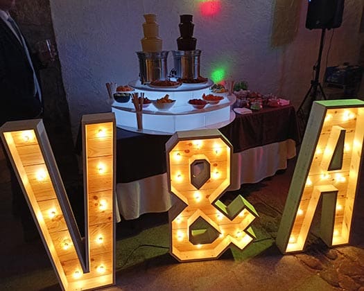 Letras de madera y luz para decoracion de bodas y eventos