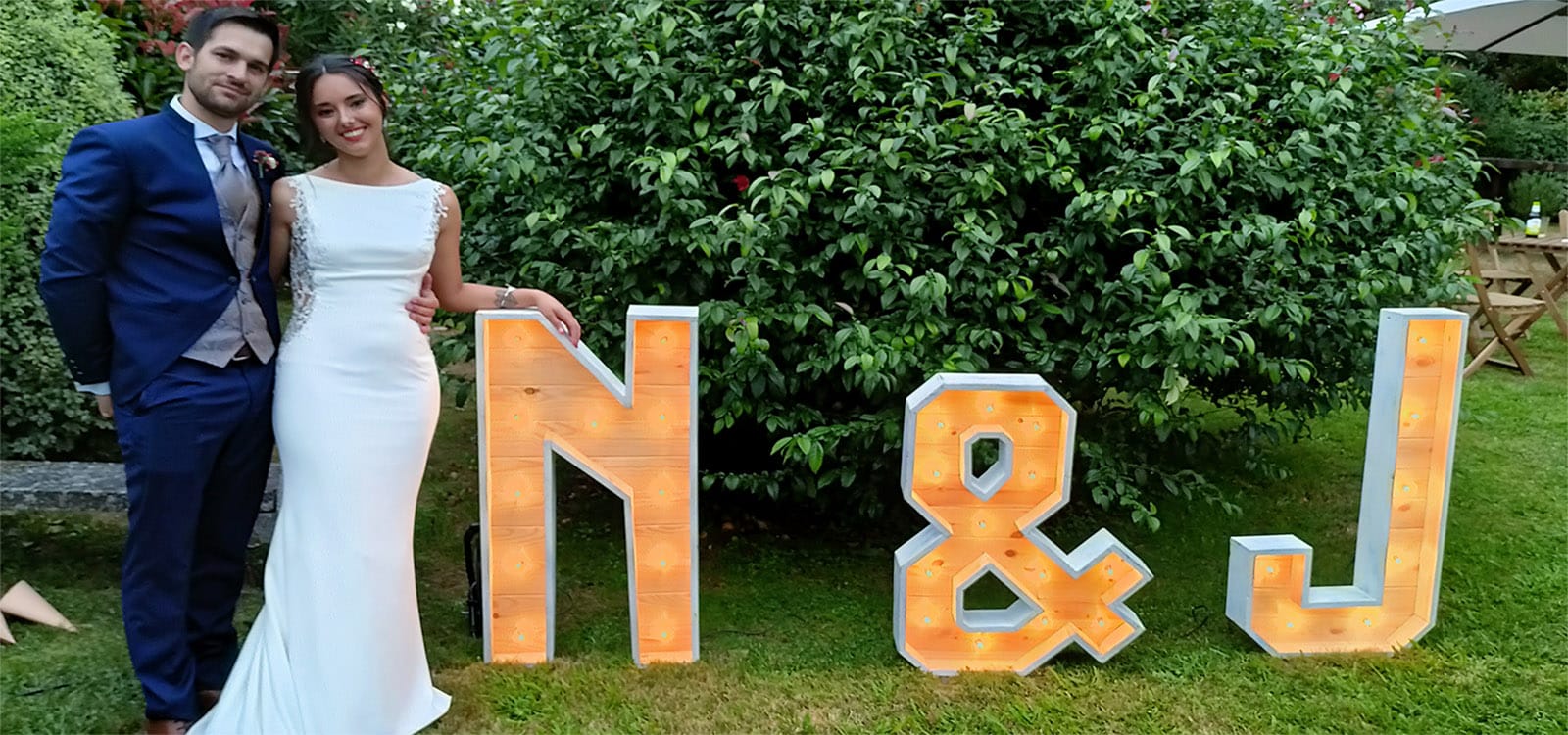 Letras de madera y luz para decoracion de bodas y eventos