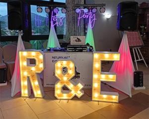 Letras de madera y luz para decoracion de bodas y eventos