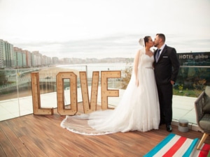 Letras de madera y luz para decoracion de bodas y eventos