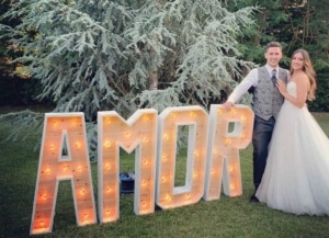 Letras de madera y luz para decoracion de bodas y eventos