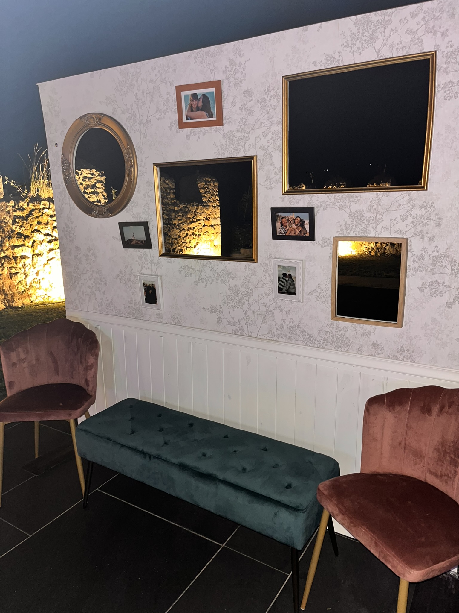 photocall pared y sillones