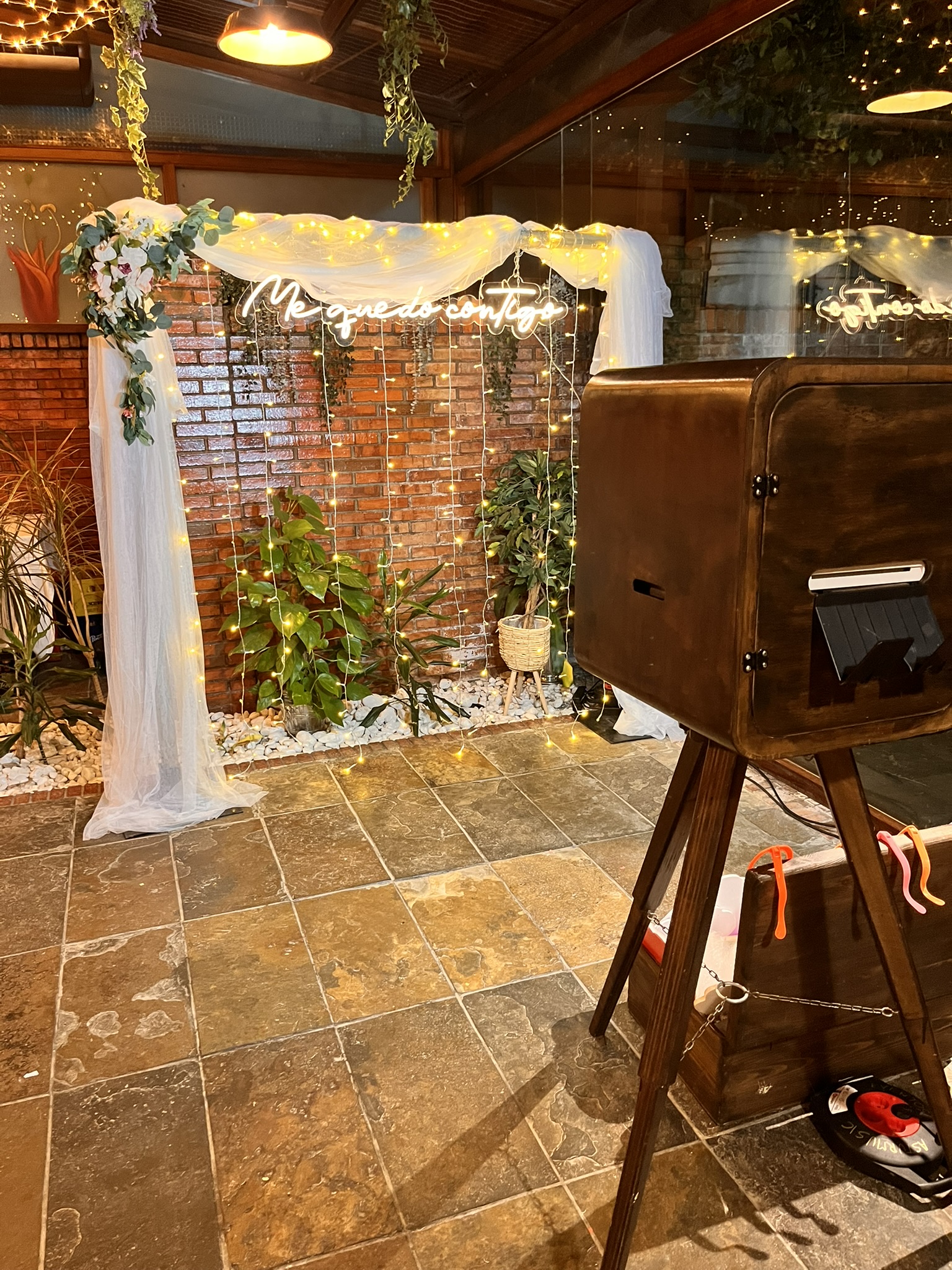 photocall rustico con neon 3