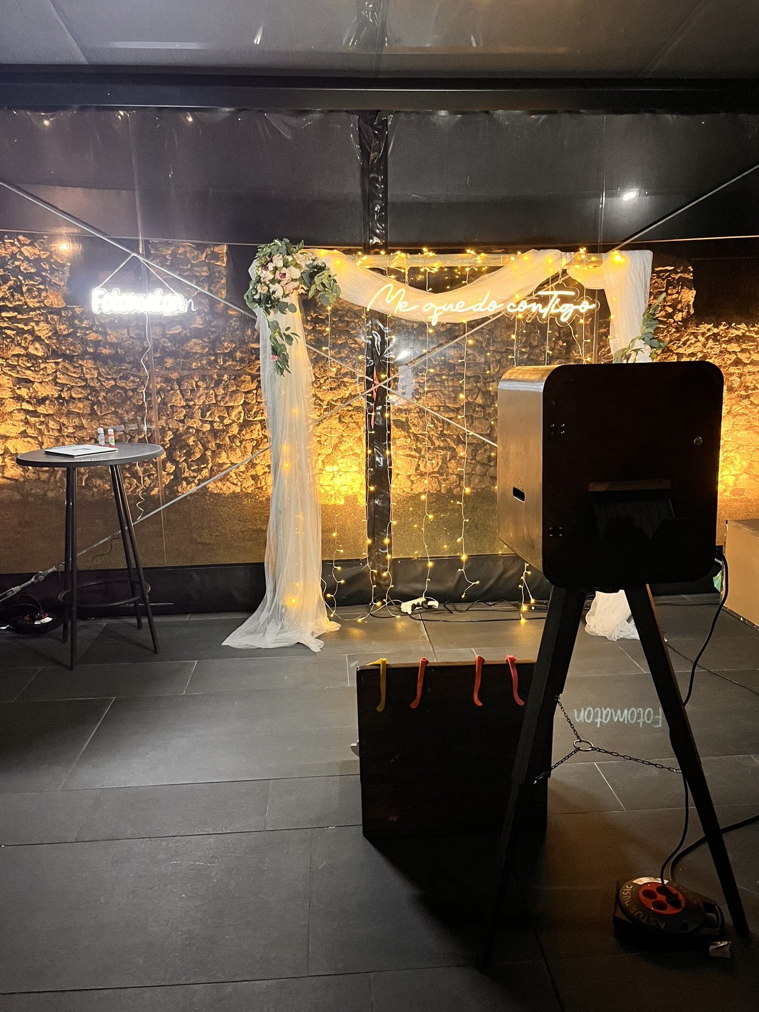 photocall rustico con neon 4